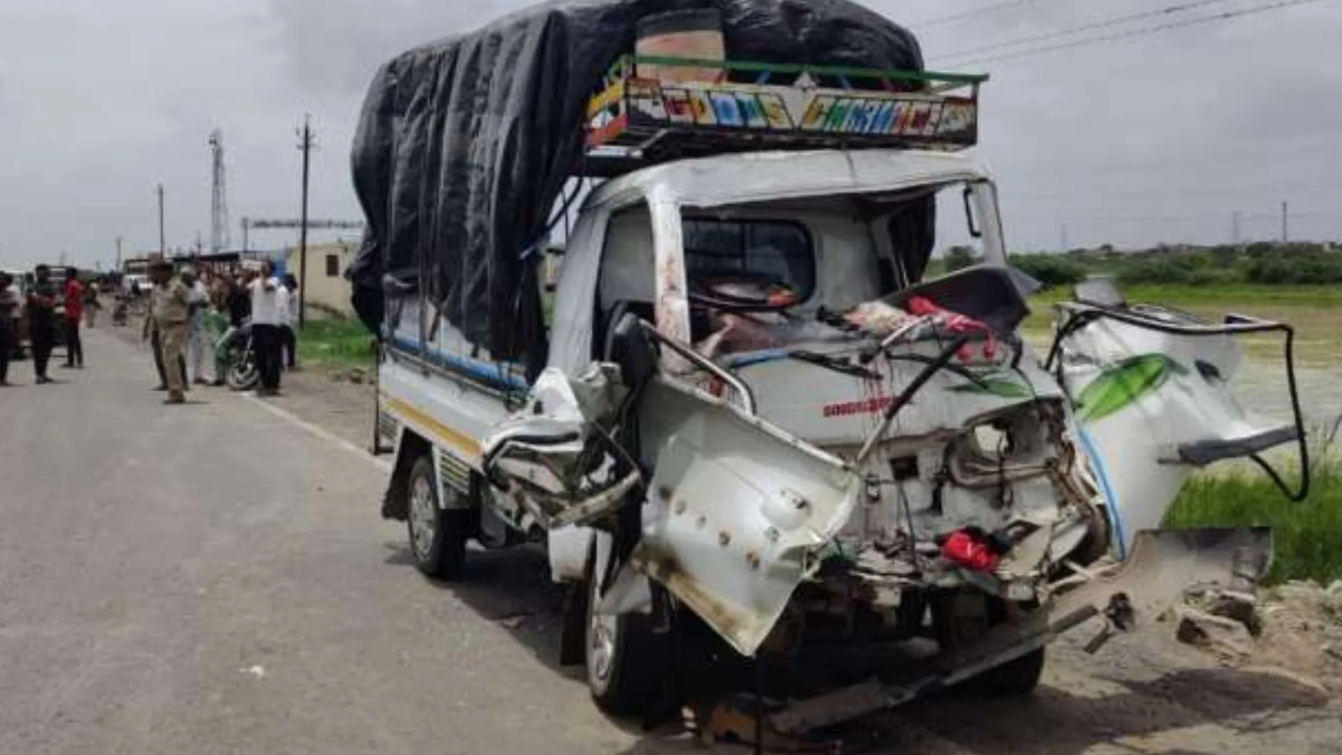 गुजरात: अहमदाबाद जिले में खड़े ट्रक से टकराया मिनी-ट्रक, 10 लोगों की मौत 