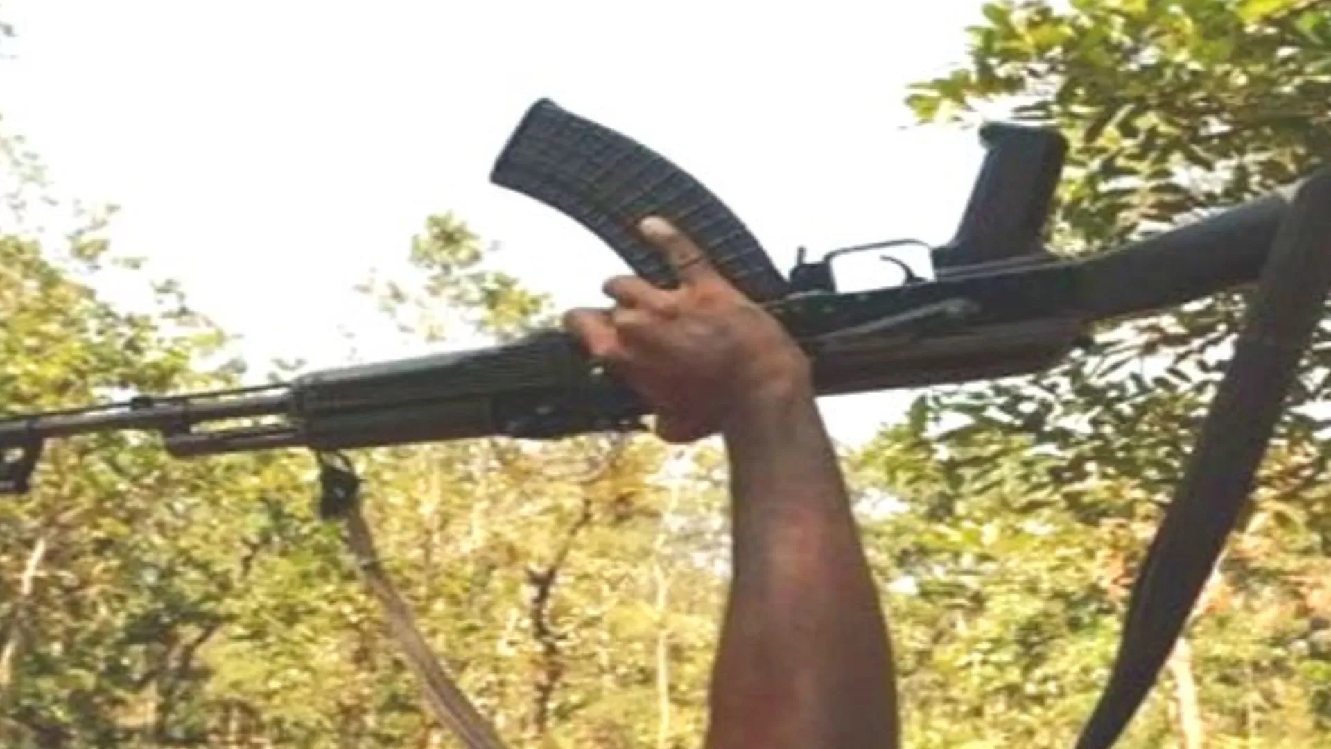    छत्तीसगढ़ : दो महिला नक्सली समेत चार नक्सलियों ने किया आत्मसमर्पण 