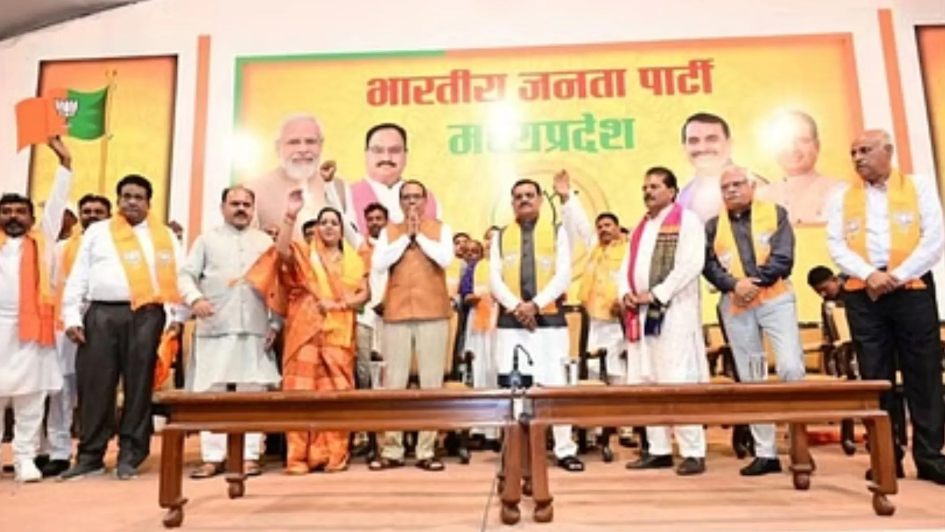 सेवानिवृत्त आईएएस समेत कांग्रेस और जयस के पदाधिकारियों ने ली भाजपा की सदस्यता 