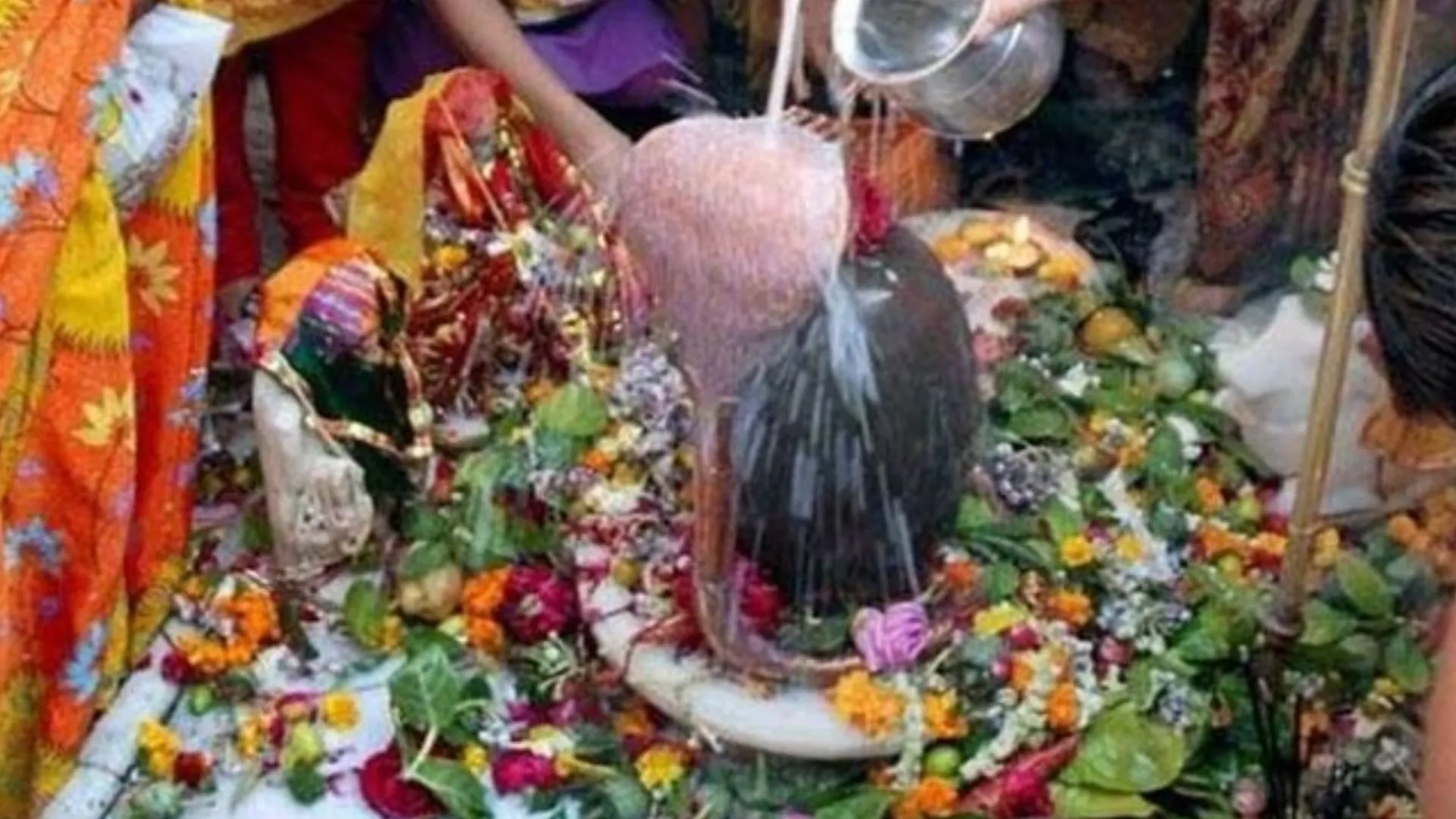 बरेली: सावन के छठे सोमवार को शिव मंदिरों में उमड़ी भक्तों की भीड़, हर-हर महादेव की गूंज