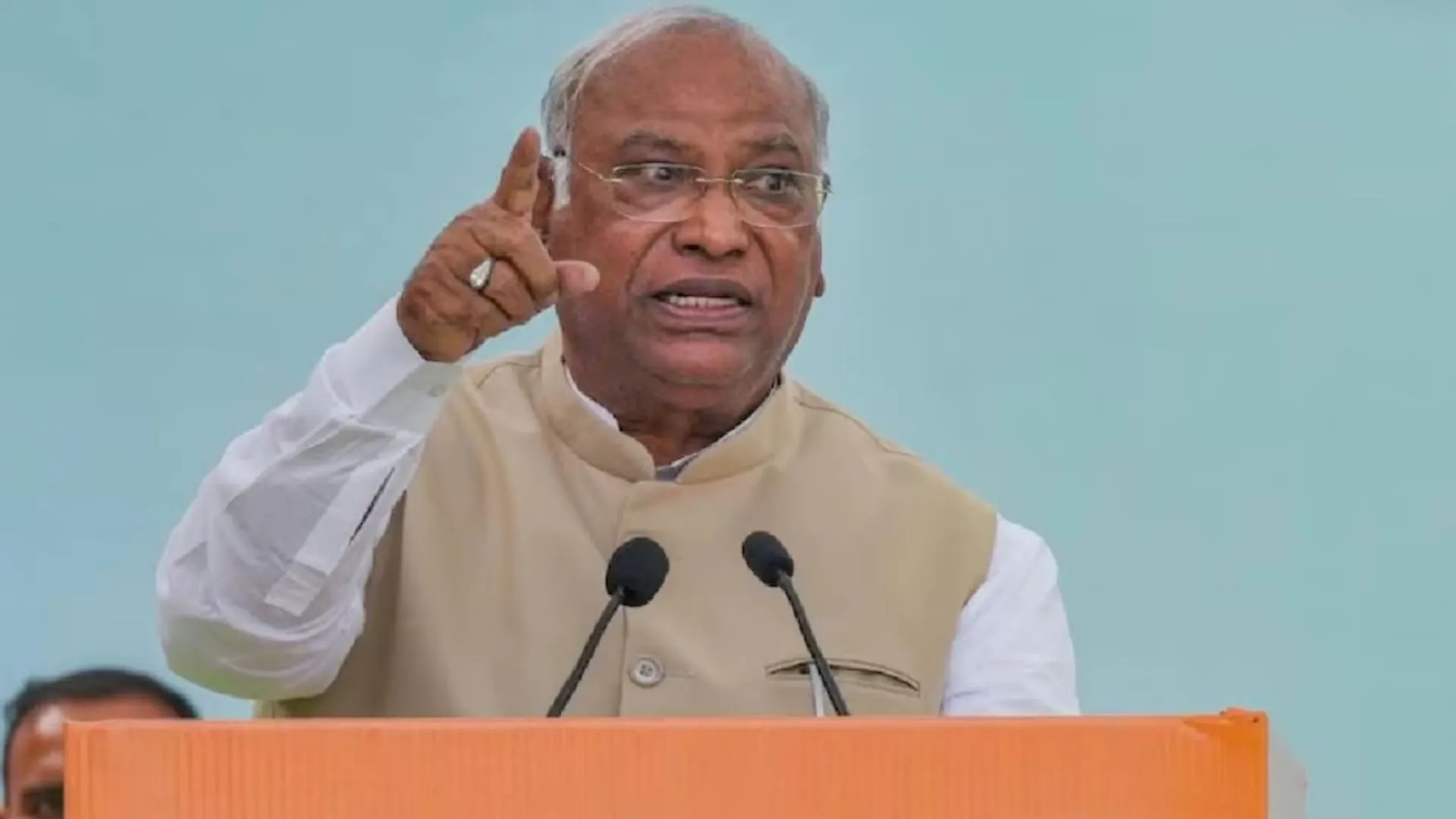 'लोकतंत्र और संविधान बचाने की निरंतर करेंगे संघर्ष', खड़गे का भाजपा पर निशाना