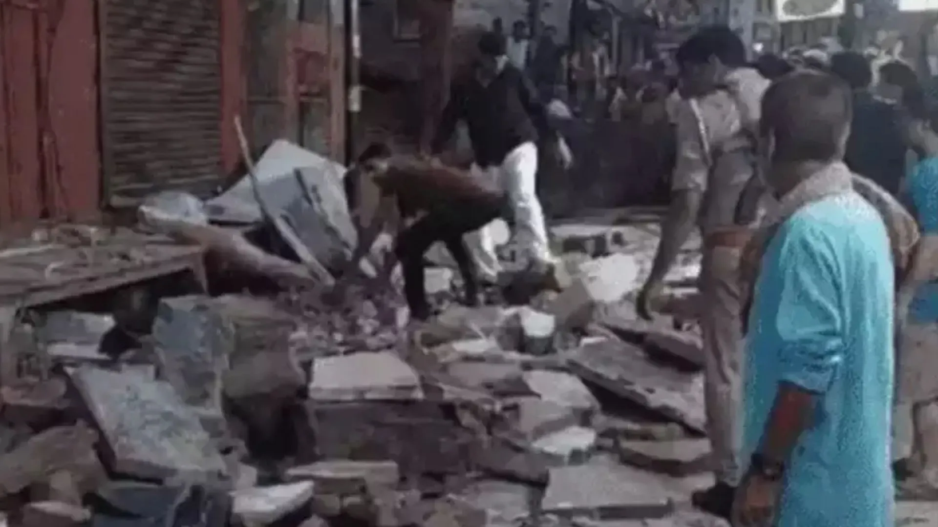 मथुरा: बांके बिहारी मंदिर के पास पुरानी इमारत गिरी : पांच श्रद्धालुओं की मौत, चार घायल