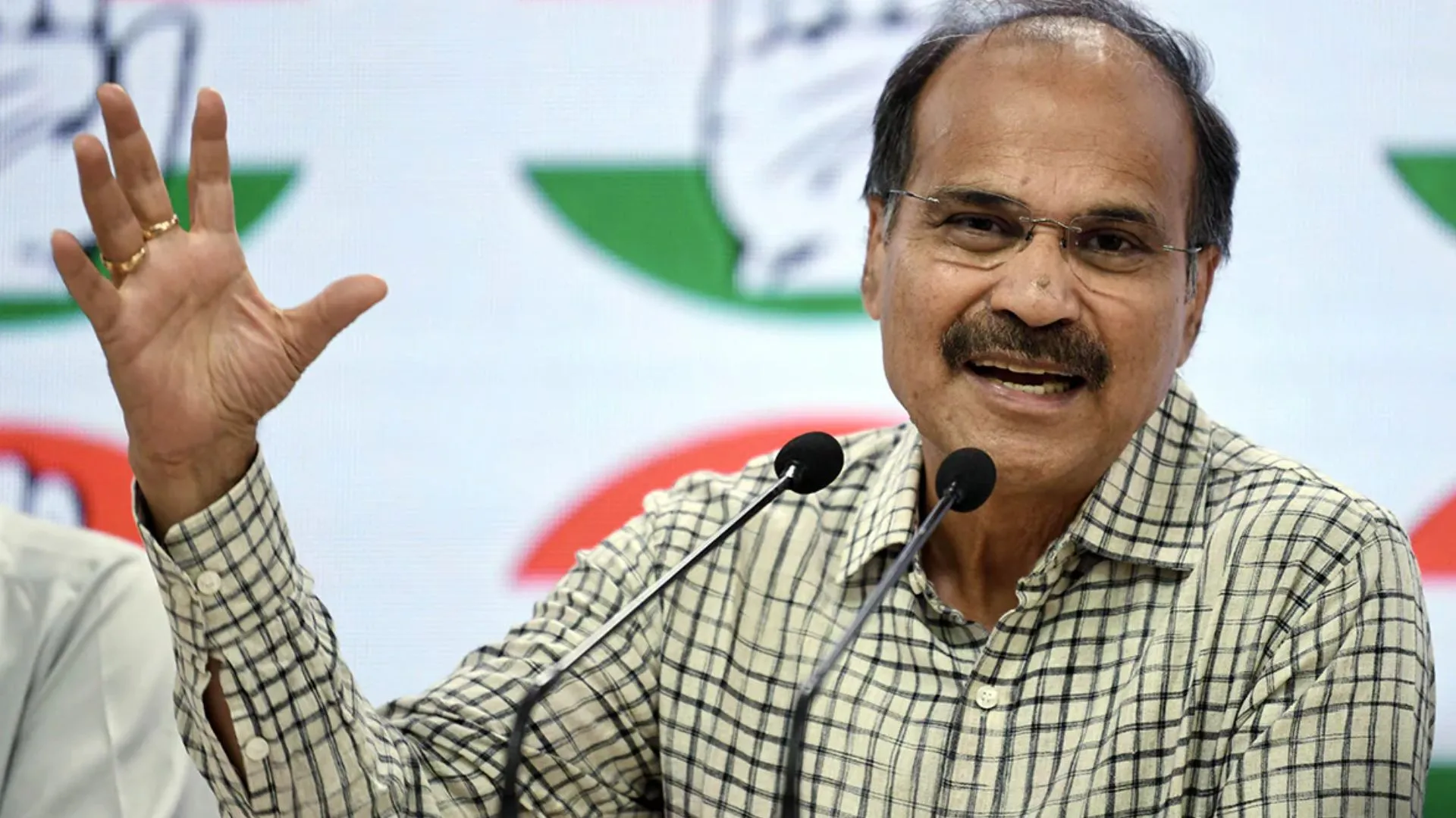 निलंबन मामले पर विशेषाधिकार समिति ने किया विचार, अधीर रंजन को अगली बैठक में बुलाए जाने की संभावना 