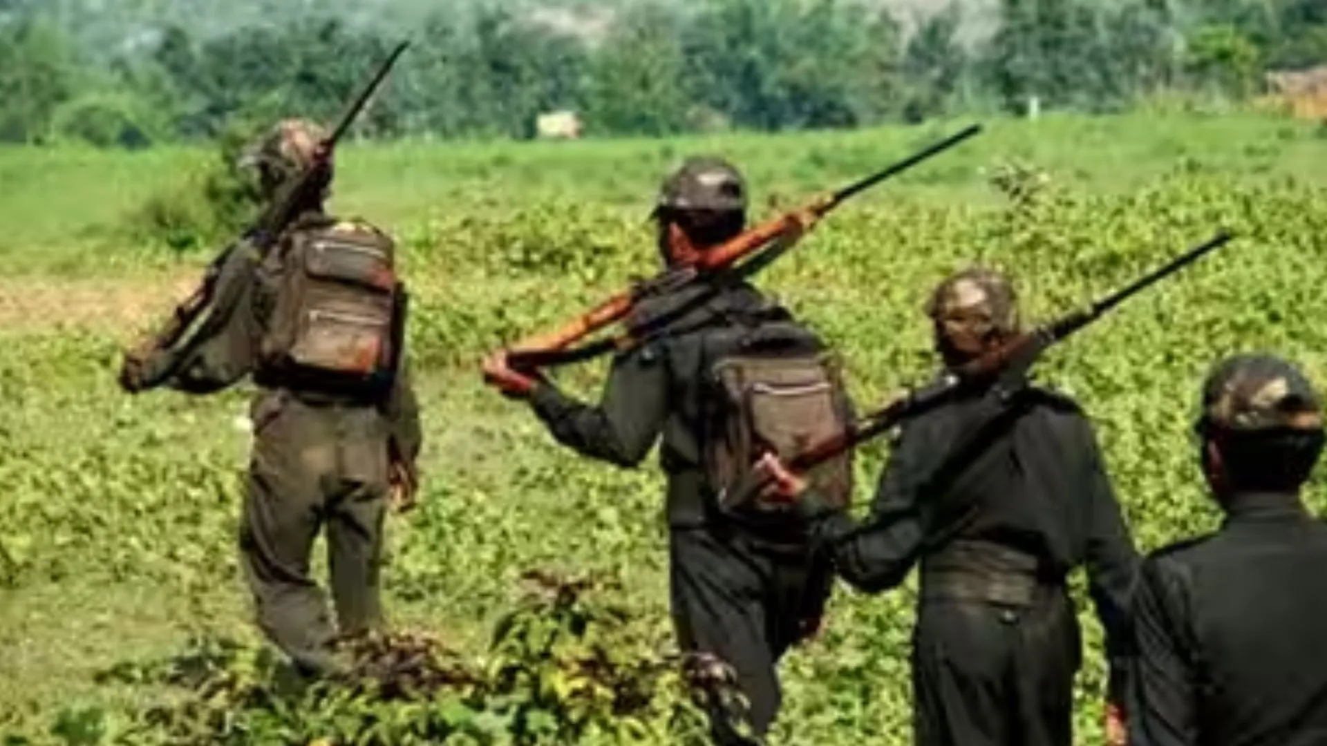 झारखंड के लातेहार में माओवादी समूह ने पांच सुरक्षाकर्मियों को पीटा, वेटब्रिज में लगाई आग 