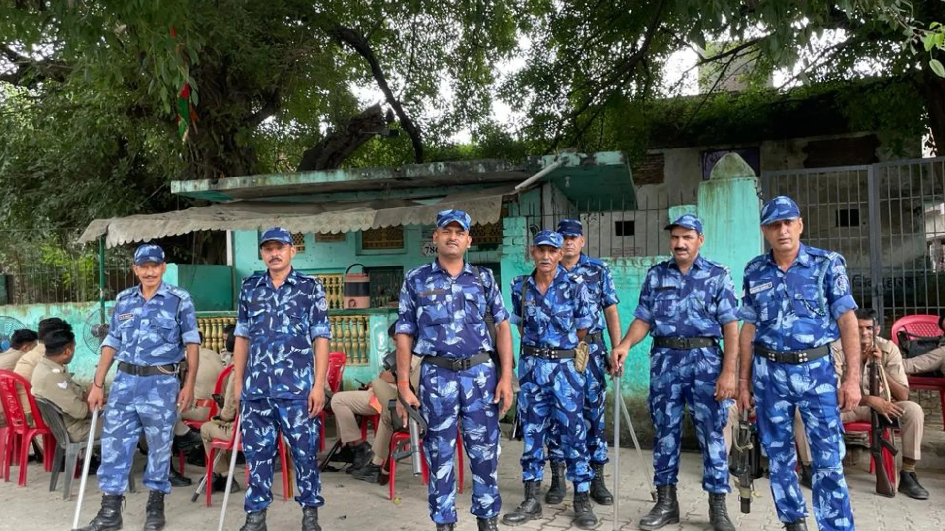 बरेली: जोगी नवादा में भारी पुलिस बल तैनात, स्थिति सामान्य, छतों से की जा रही निगरानी