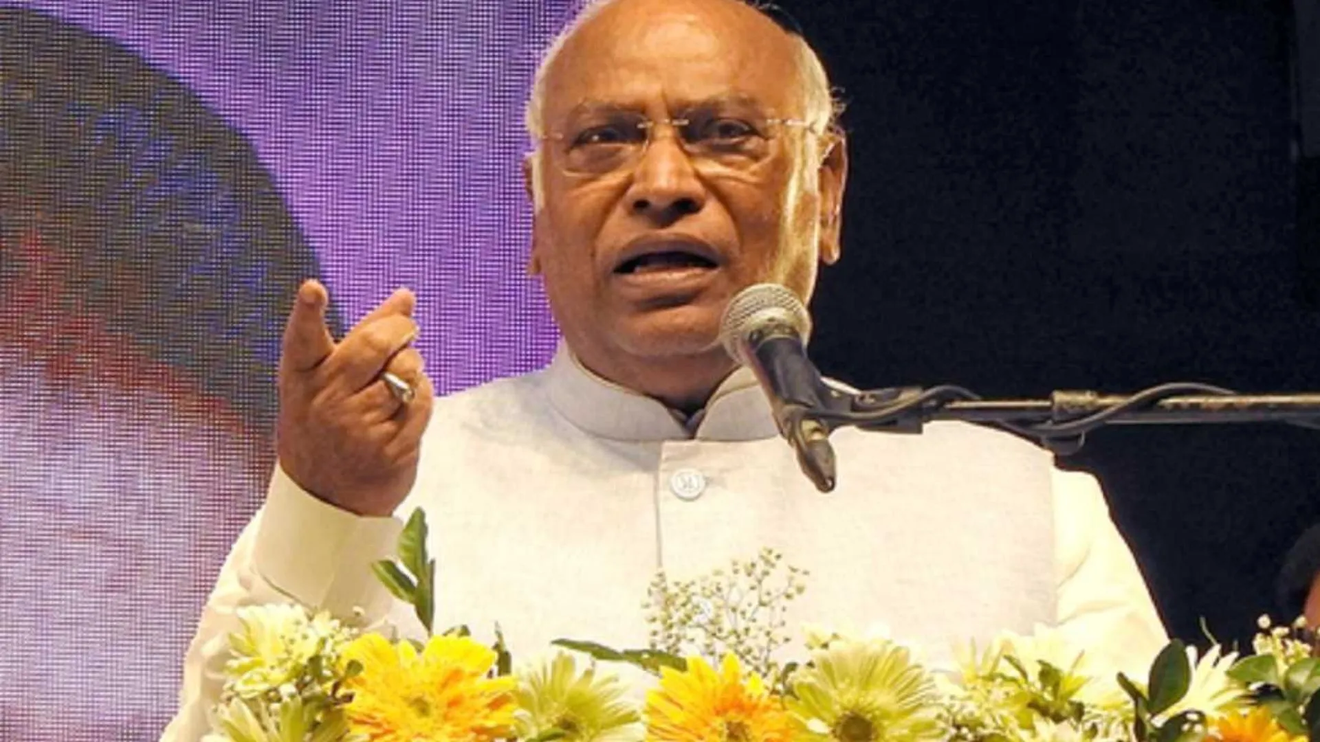सरकार ने मनरेगा बजट में 33 प्रतिशत की कटौती की, फिर भी यह 14 करोड़ श्रमिकों का सहयोगी : खड़गे का दावा
