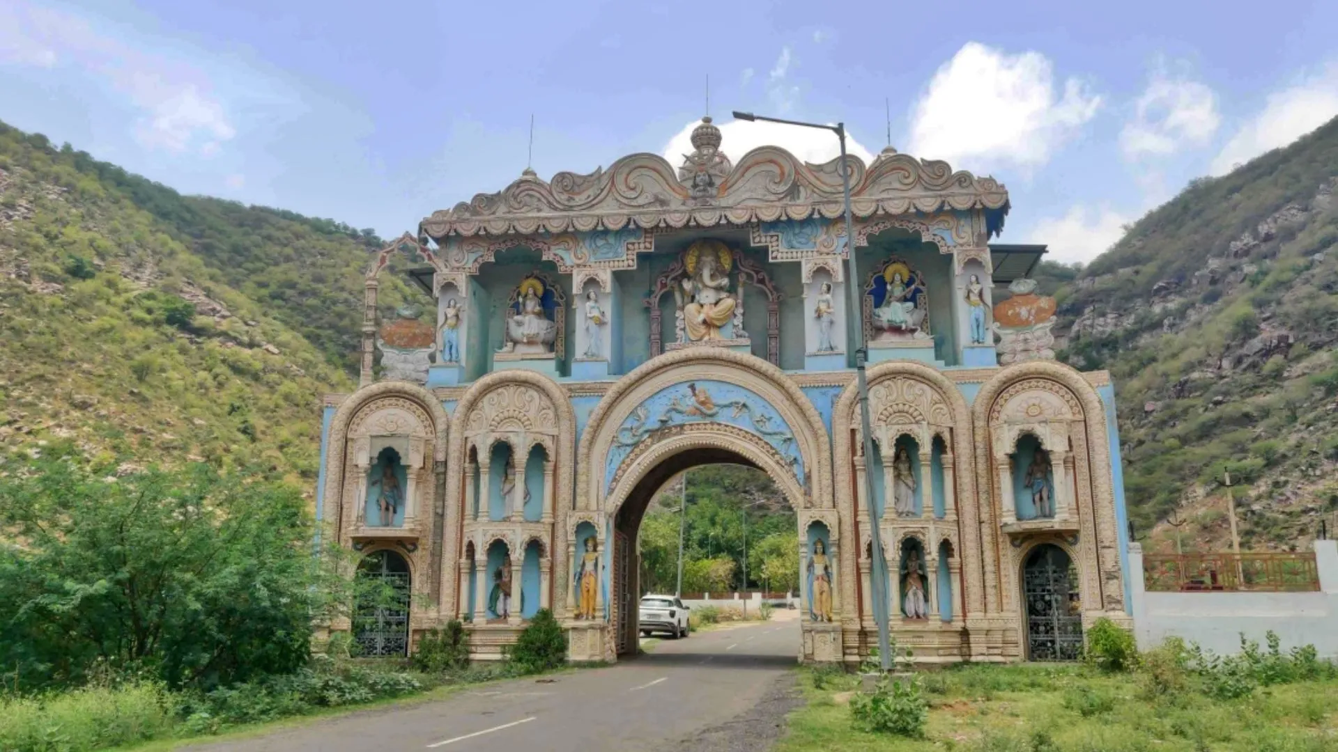Nuh Shobha Yatra: स्थानीय लोगों ने किया नलेश्वर मंदिर में जलाभिषेक, अनेक हिंदू नेता नज़रबंद