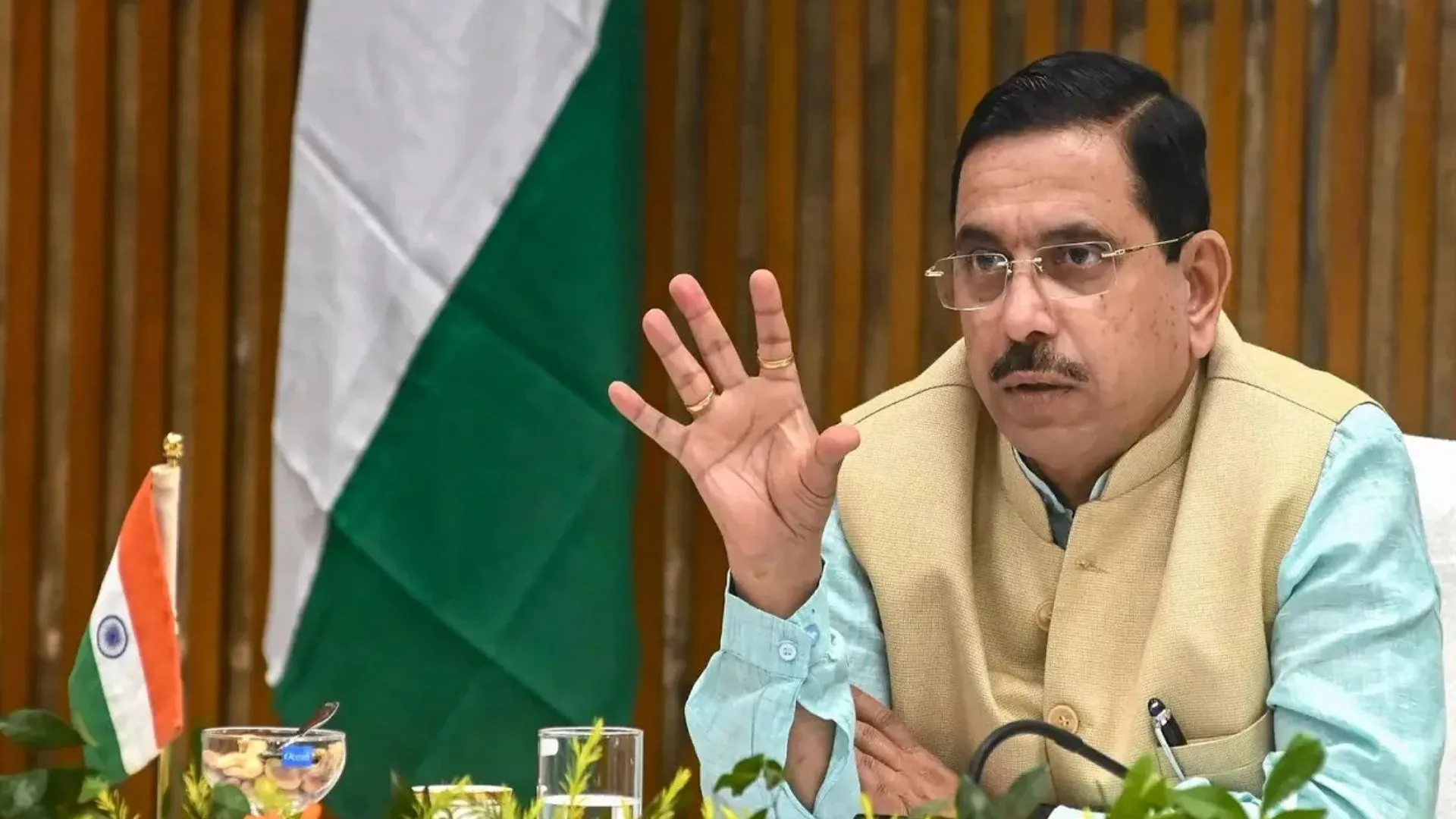सरकार ने 18 से 22 सितंबर तक संसद का विशेष सत्र बुलाया, प्रह्लाद जोशी ने ट्वीट कर दी जानकारी