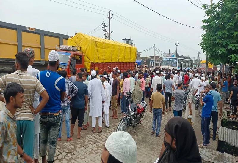 रामपुर : डंपर की चपेट में आकर साइकिल सवार वृद्ध की मौत, आक्रोशित लोगों ने लगाया जाम