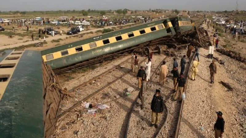 Pakistan Train Accident: रेल दुर्घटना स्थल का निरीक्षण करेंगे पाकिस्तान के अधिकारी, हादसे के 18 घंटे बाद ‘डाउन ट्रैक’ बहाल 