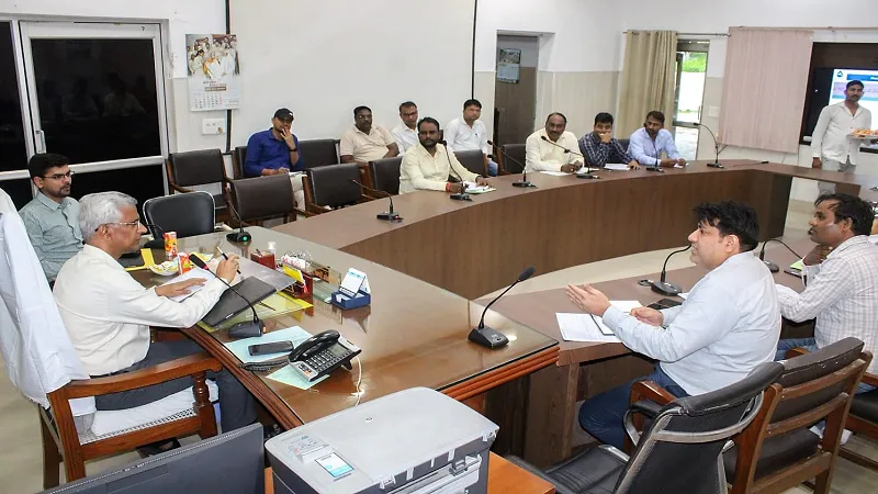 मुरादाबाद: जिलाधिकारी ने धीमी कार्य प्रगति पर जताई नाराजगी, कैंप कार्यालय पर जल जीवन मिशन की बैठक