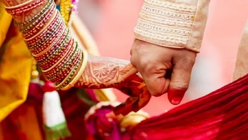 रामपुर: परिजन बनें दीवार तो प्रेमी जोड़े ने मंदिर में रचाई शादी, जानिए पूरा मामला
