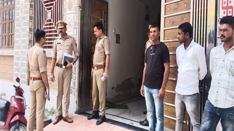 अमरोहा: शिक्षिका के पति ने फंदा लगाकर की आत्महत्या, मंदिर गई थीं पत्नी व बेटी 