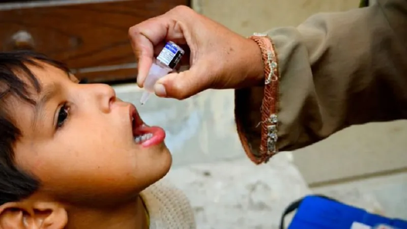 पाकिस्तान : पोलियो टीकाकरण दल की सुरक्षा कर रही पुलिस टीम पर हमला, एक पुलिसकर्मी की मौत 