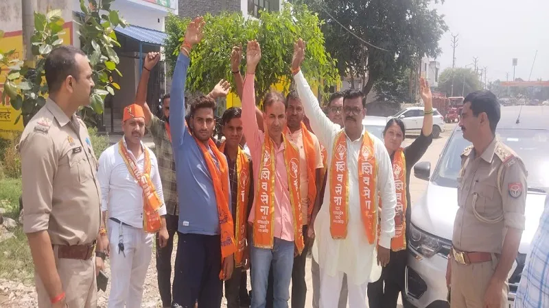 अमरोहा: संभल में विवादित स्थल पर जल चढ़ाने जा रहे शिव सैनिकों को पुलिस ने रोका, नोकझोंक