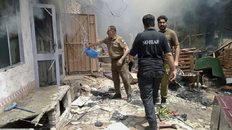 Pakistan: पाकिस्तान में गिरजाघरों और ईसाइयों के घरों पर हुए हमलों की जांच के आदेश, 100 से अधिक गिरफ्तार 