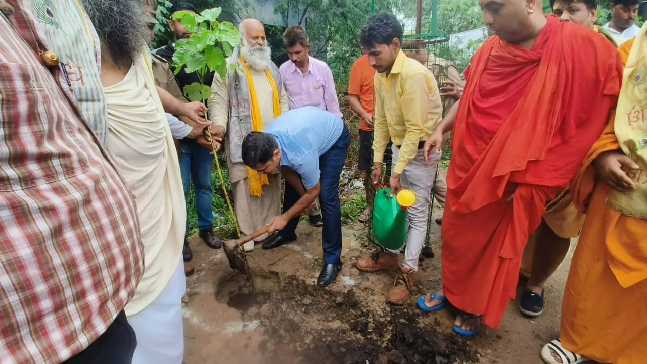 मथुरा: वृन्दावन मार्ग को प्रदूषण मुक्त कराने के लिए बनाया गया कदम्ब पथ 
