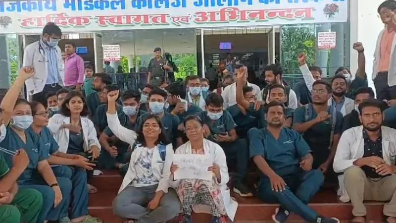 Jalaun News: प्रशिक्षु डॉक्टरों को चार माह का मानदेय नहीं मिलने पर की हड़ताल, ओपीडी गेट पर किया प्रदर्शन