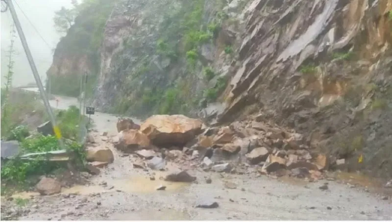ऋषिकेश: बारिश के चलते नीलकंठ मार्ग पर हुआ भारी भूस्खलन