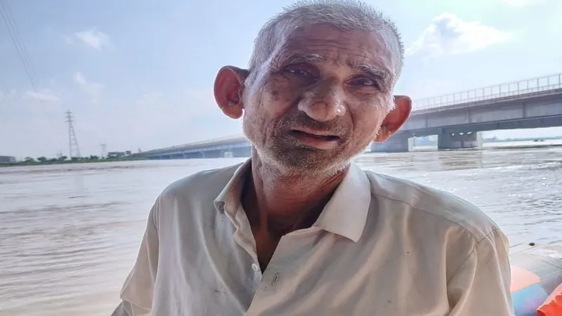 अमरोहा : बीमारी से तंग बुजुर्ग ने लगाई गंगा में छलांग, गोताखारों ने कूदकर बचाई जान