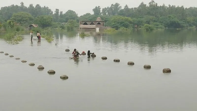 Flood In Kannauj : कासिमपुर में घुसा पानी, गांव जाने वाली पुलिया डूबी, लोग नाव का सहारा लेकर आ रहे बाहर