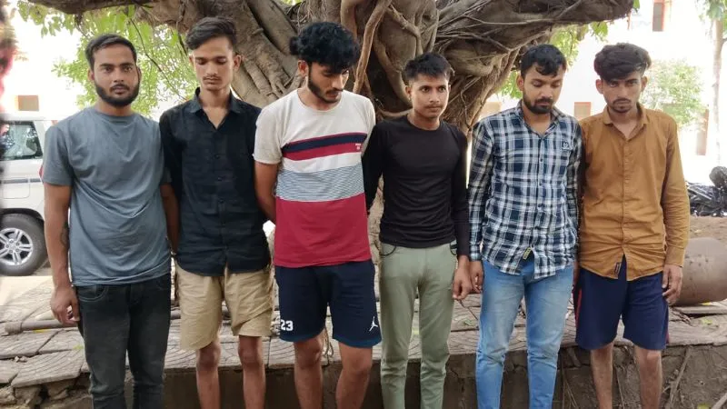 Kanpur: गे-डेटिंग एप से ठगने के बाद बनाते अश्लील वीडियो, प्रतियोगी परीक्षाओं की तैयारी करने वाले छह छात्र गिरफ्तार 