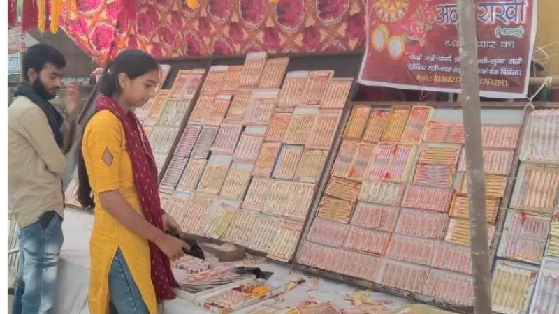 Raksha Bandhan 2023: रक्षाबंधन पर्व नजदीक आते ही बाजार हुए गुलजार, इस तरह की राखियों की बहनें कर रही डिमांड