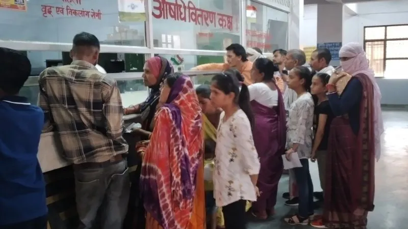 Kanpur Dehat News: बदलते मौसम में वायरल बुखार की बढ़ी रफ्तार, चिकित्सकों की सलाह की न करें अनदेखी