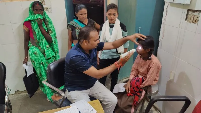 Kanpur Dehat : ओपीडी में हर चौथा मरीज आई फ्लू का शिकार, गांवों में फैली बीमारी, लगातर बढ़ रही मरीजों की संख्या