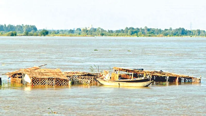 कानपुर में बाढ़ : चैनपुरवा और भोपाल का पुरवा गांव में भरा पानी, ग्रामीण कर रहे पलायन, ये है जलस्तर