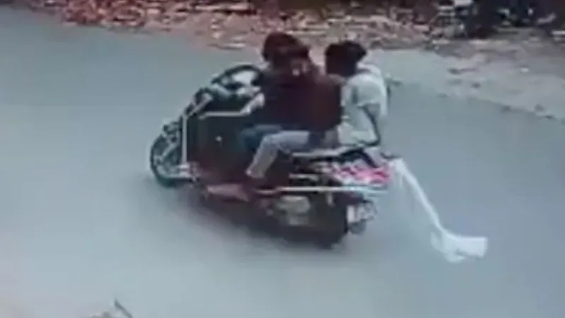 Kanpur: पुलिस को खुली चुनौती, स्कूटी सवार तीन शोहदों ने झपट्टा मारकर छीना दुपट्टा, हवा में लहराकर हो गए फरार