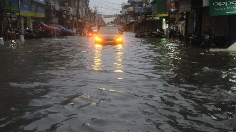 UP Weather: Kanpur में हुई झमाझम बारिश, जलभराव और जाम से जूझे लोग, मौसम विभाग ने दी ये चेतावनी
