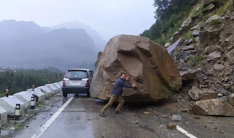 हल्द्वानी: दो राज्य, एक जिला सहित 14 ग्रामीण मार्ग बंद