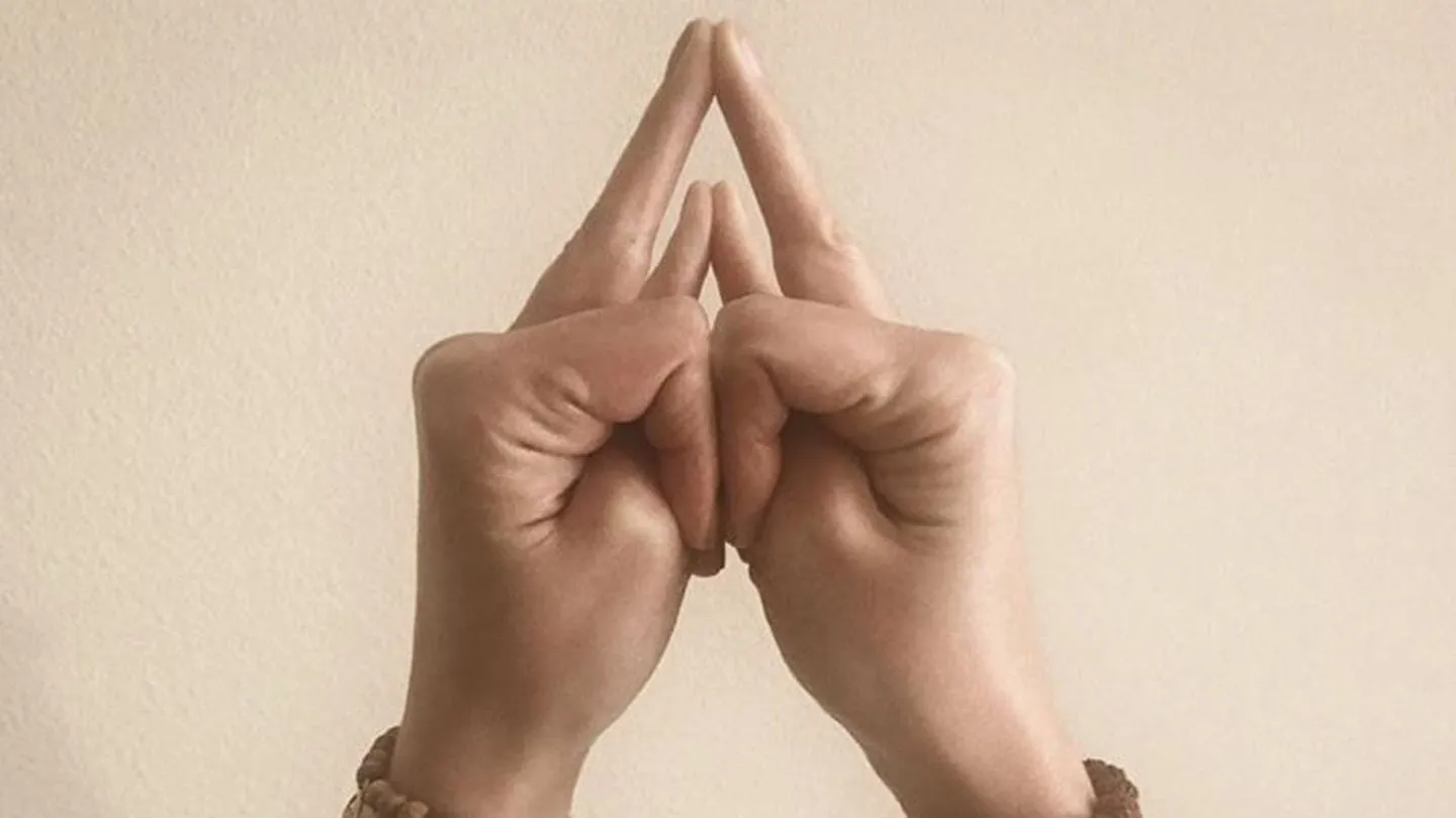 Power of Mudra: इन मुद्राओं के साथ ध्यान की शक्तियां बढ़ाएं