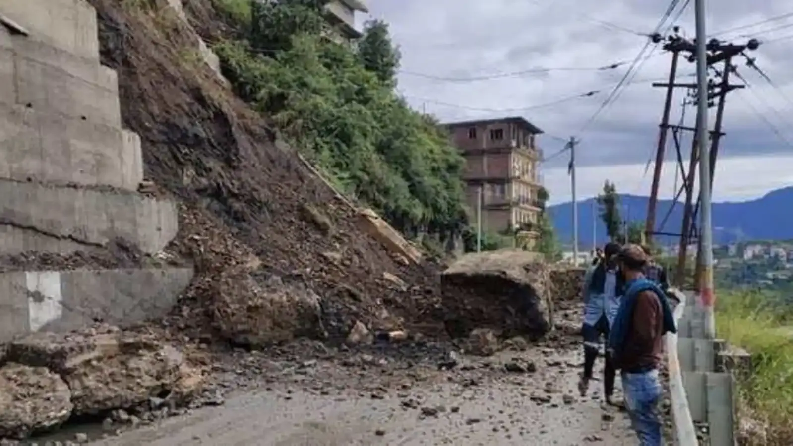 हिमाचल प्रदेश: भूस्खलन के कारण राष्ट्रीय राजमार्ग पर वाहनों की आवाजाही बंद 