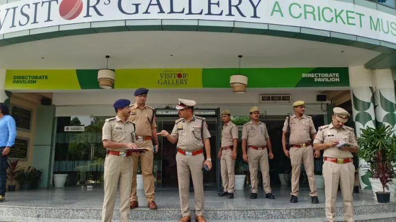 UP T-20 League: पुलिस आयुक्त पहुंचे ग्रीनपार्क स्टेडियम, सुरक्षा व्यवस्था का लिया जायजा, आज से लीग का होगा आयोजन
