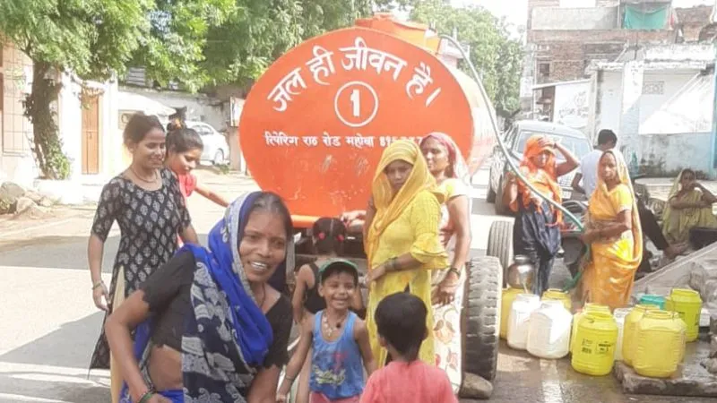 Mahoba News : करोड़ों रुपये की पेयजल योजना धड़ाम, पानी के लिए मचा हाय-तौबा, टैंकर से की जा रही सप्लाई