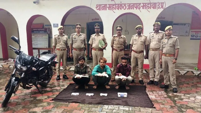 Mahoba News : पुलिस ने लूट की घटना का किया खुलासा, तीन बदमाश गिरफ्तार, लूटा गया सामान बरामद, पढ़ें- पूरी खबर
