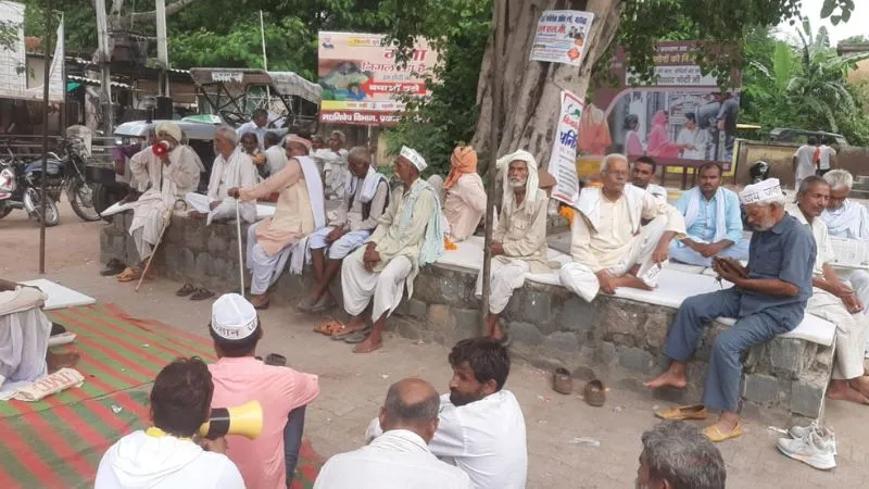 Mahoba News: मांगों को लेकर किसानों ने धरना प्रदर्शन कर जताया विरोध, आरपार की लड़ाई लड़ने का दिया अल्टीमेटम