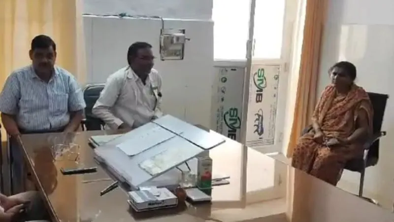 Mahoba News: महिला चीफ फार्मासिस्ट के साथ फार्मासिस्ट ने किया अभद्र व्यवहार, सीएमओ ने जांच का दिया आश्वासन
