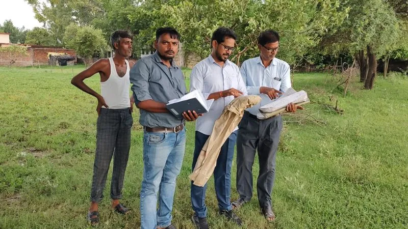 Mahoba News: पौधरोपण के लिए लेखपाल ने चिन्हित की ग्राम समाज की जमीन, अब इस भूमि पर होगा पौधरोपण