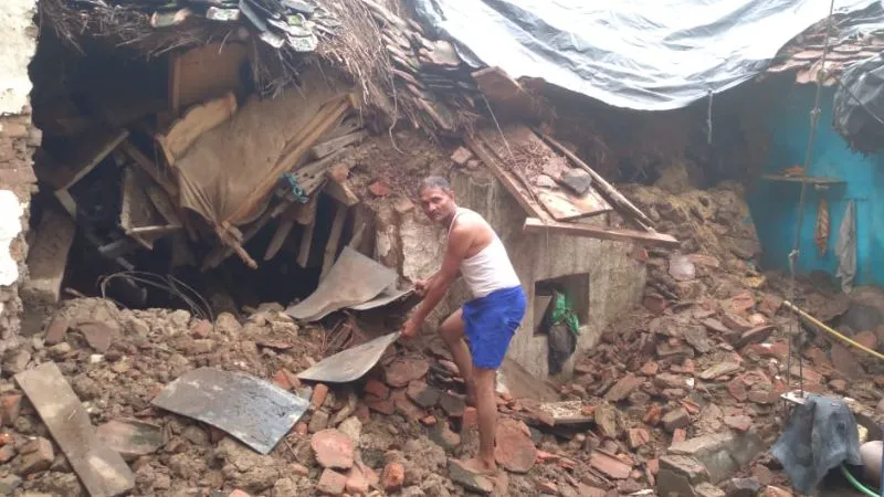 Mahoba News: रुक-रुककर हो रही बारिश, मकान गिरने से किशोरी की मौत, दो दर्जन से ज्यादा मकान धराशाई, लोग हुए बेघर