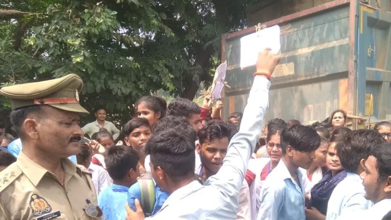 Mahoba में सड़कों पर उतरे छात्र-छात्राएं, ध्वस्त मार्ग के निर्माण को लेकर लगाया जाम, घंटों यातायात रहा बाधित
