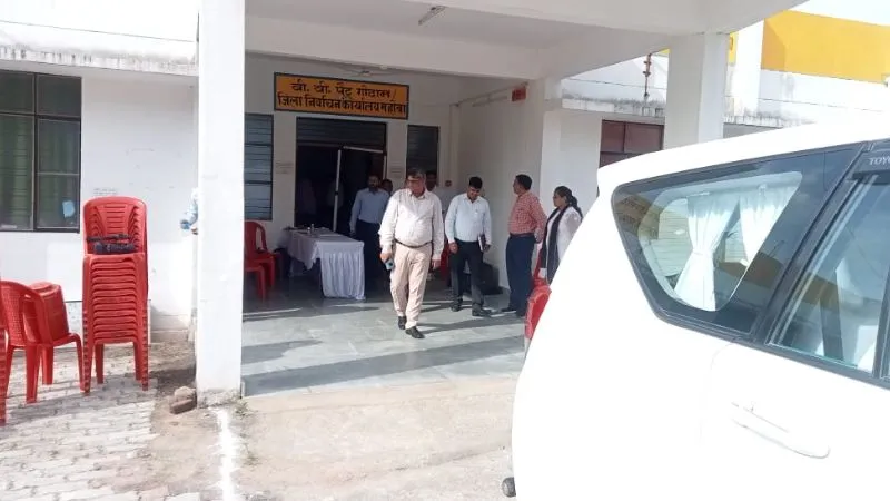 Mahoba News: EVM मशीनों का फर्स्ट लेवल चेकिंग का कार्य किया प्रारंभ, राजनीतिक दालों के नेता रहे मौजूद