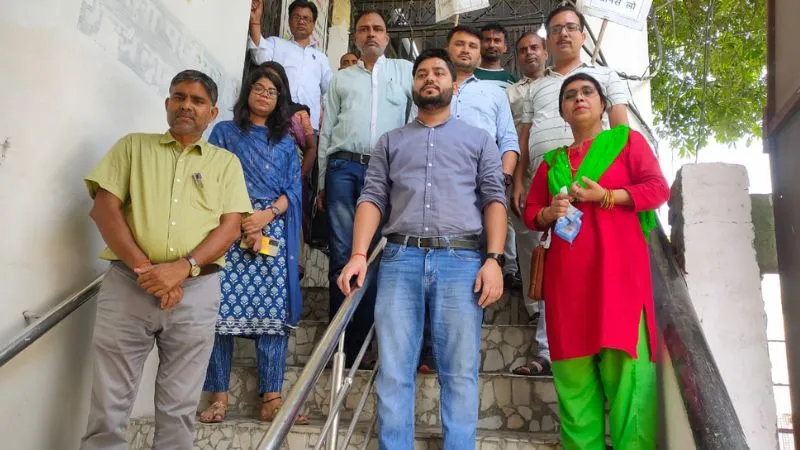 Mahoba News: मांगों को लेकर अधिकारियों और कर्मचारियों ने किया प्रदर्शन, डेढ़ घंटे तक कामकाज रहा ठप