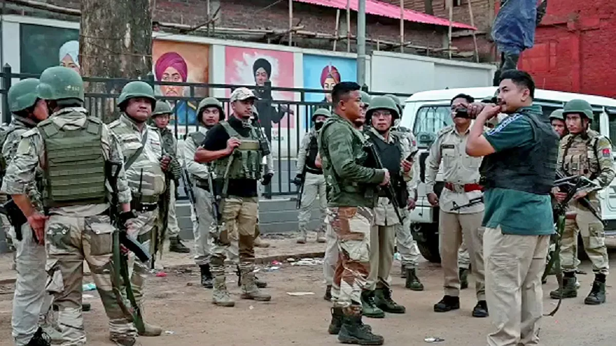 इंफाल में अज्ञात लोगों ने तीन मकान जलाए, पुलिसकर्मियों की बंदूकें छीनी 