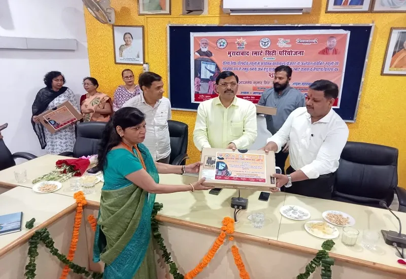मुरादाबाद : मंडलायुक्त ने किया बेसिक शिक्षा विभाग के 40 स्कूलों में स्मार्ट क्लास का उद्घाटन, बांटे लैपटॉप