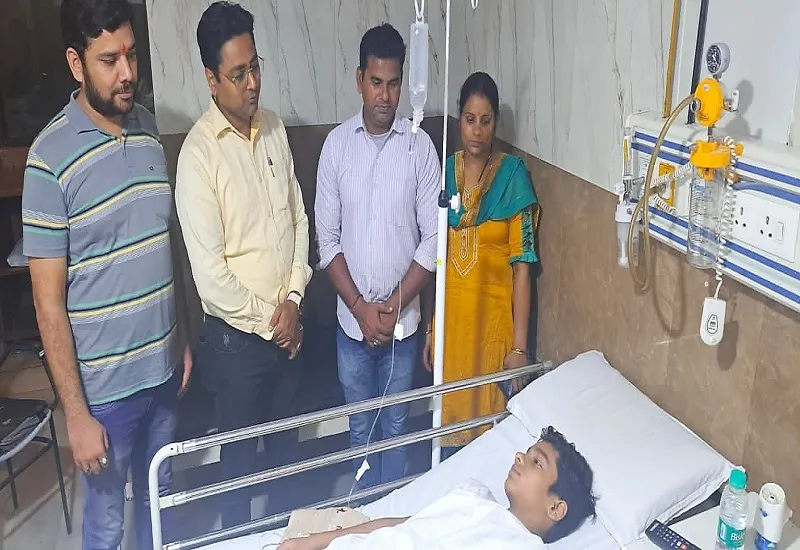 मुरादाबाद : आईसीयू में भर्ती बच्चे की हालत में सुधार नहीं, प्रधानाचार्य व शिक्षक पर रिपोर्ट