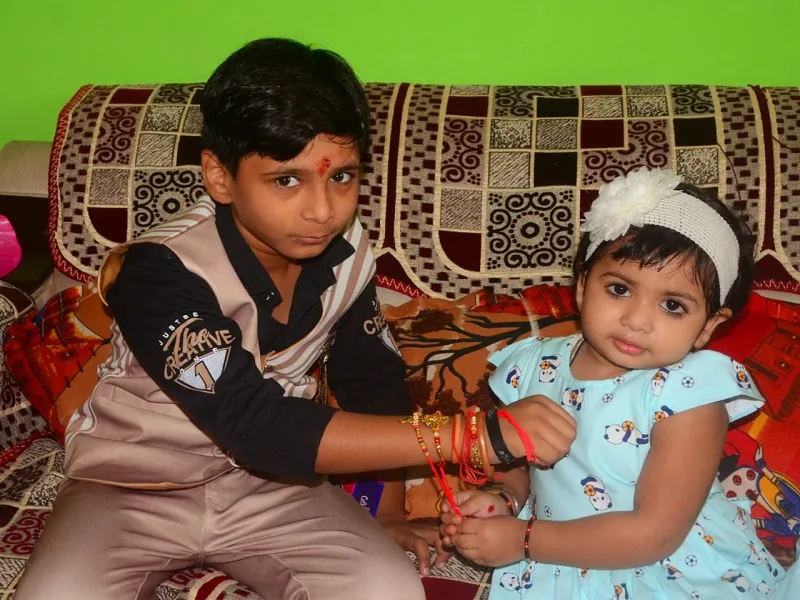 मुरादाबाद : बहनों ने भाई की कलाई पर बांधी राखी, की दीर्घायु की कामना