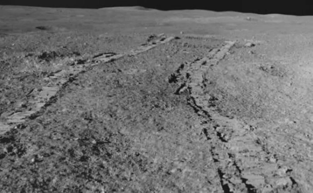 चंद्रयान-3: रोवर प्रज्ञान चंद्रमा की सतह पर एक गड्ढे के नजदीक पहुंचा, पीछे जाने का दिया गया निर्देश 